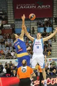 Albert Miralles en el partido Lagun Aro GBC contra Asefa Estudiantes