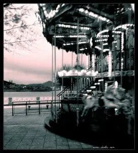 Carrusel de Alderdi Eder en Donostia en blanco y negro