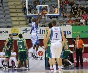 Acción de Koné en el partido Lagun Aro GBC contra Unicaja