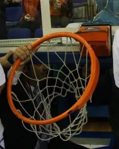 Acción bajo el aro en el partido Lagun Aro GBC contra Fuenlabrada