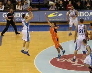 Jugador del Lagun Aro GBC con espacio ante Fuenlabrada